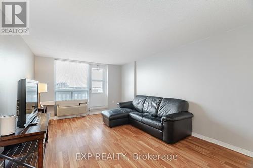 512 - 6720 Glen Erin Drive, Mississauga, ON - Indoor Photo Showing Living Room