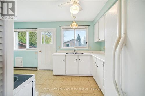 1499 Seaview Drive, Mississauga, ON - Indoor Photo Showing Kitchen With Double Sink