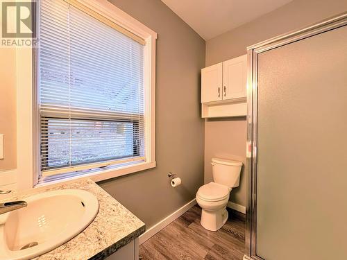 922 8Th Avenue, Invermere, BC - Indoor Photo Showing Bathroom