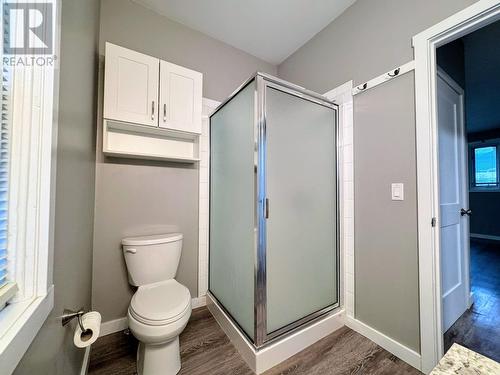 922 8Th Avenue, Invermere, BC - Indoor Photo Showing Bathroom