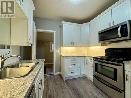 922 8Th Avenue, Invermere, BC - Indoor Photo Showing Kitchen With Double Sink