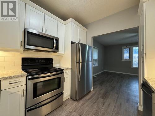 922 8Th Avenue, Invermere, BC - Indoor Photo Showing Kitchen