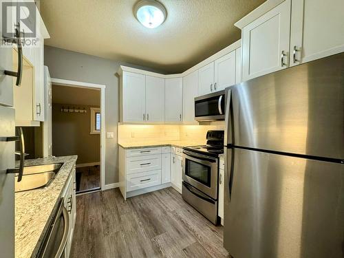 922 8Th Avenue, Invermere, BC - Indoor Photo Showing Kitchen