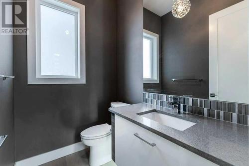 2012 22 Avenue Nw, Calgary, AB - Indoor Photo Showing Bathroom