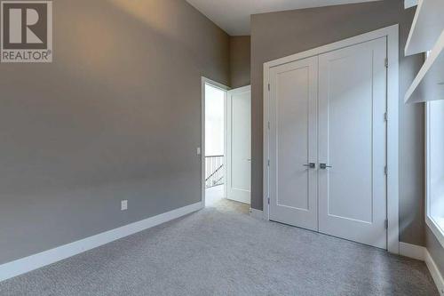 2012 22 Avenue Nw, Calgary, AB - Indoor Photo Showing Other Room