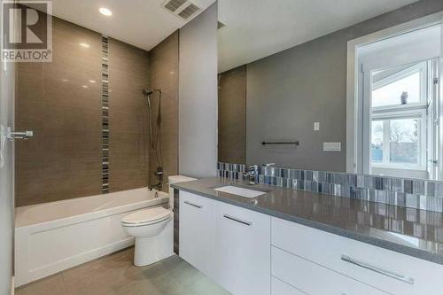 2012 22 Avenue Nw, Calgary, AB - Indoor Photo Showing Bathroom