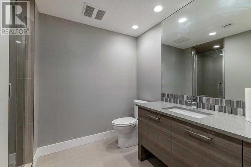 2012 22 Avenue Nw, Calgary, AB - Indoor Photo Showing Bathroom