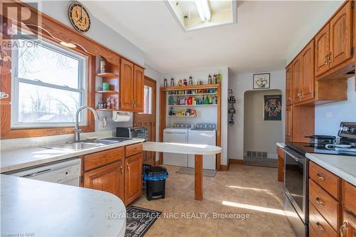 1291 Niagara Parkway, Fort Erie (332 - Central), ON - Indoor Photo Showing Kitchen With Double Sink