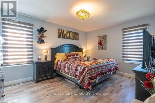 1291 Niagara Parkway, Fort Erie (332 - Central), ON - Indoor Photo Showing Bedroom