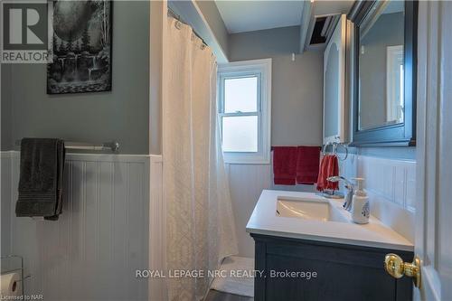 1291 Niagara Parkway, Fort Erie (332 - Central), ON - Indoor Photo Showing Bathroom