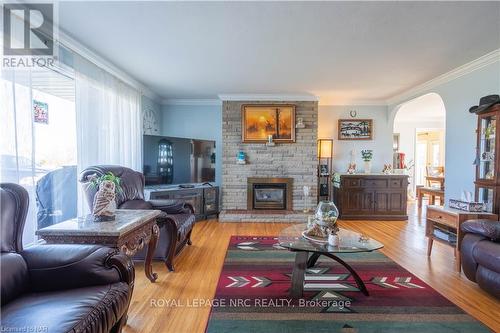 1291 Niagara Parkway, Fort Erie (332 - Central), ON - Indoor Photo Showing Living Room With Fireplace