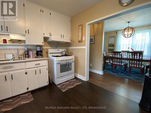 133 Lavinia Street, Fort Erie (332 - Central), ON - Indoor Photo Showing Kitchen