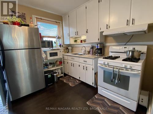 133 Lavinia Street, Fort Erie (332 - Central), ON - Indoor Photo Showing Kitchen With Double Sink