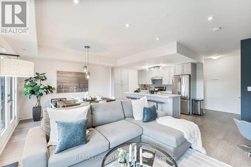 11 - 100 Coxwell Avenue, Toronto, ON - Indoor Photo Showing Living Room