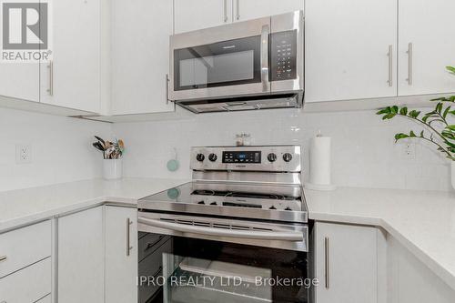 318 - 128 Grovewood Common, Oakville, ON - Indoor Photo Showing Kitchen