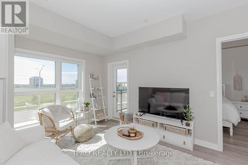 318 - 128 Grovewood Common, Oakville, ON - Indoor Photo Showing Living Room