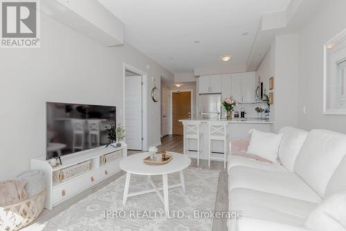 318 - 128 Grovewood Common, Oakville, ON - Indoor Photo Showing Living Room