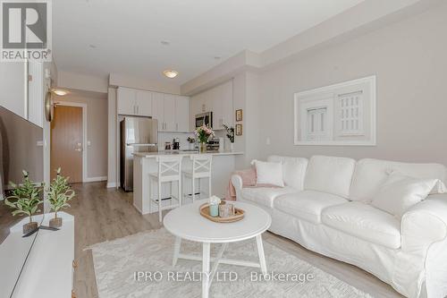 318 - 128 Grovewood Common, Oakville, ON - Indoor Photo Showing Living Room