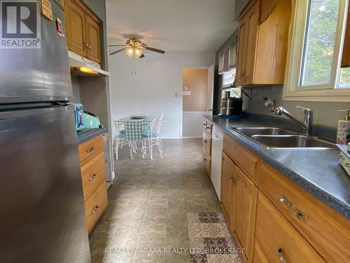 415 Washington Road, Fort Erie (334 - Crescent Park), ON - Indoor Photo Showing Kitchen With Double Sink