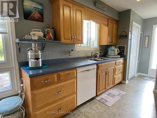 415 Washington Road, Fort Erie (334 - Crescent Park), ON - Indoor Photo Showing Kitchen With Double Sink