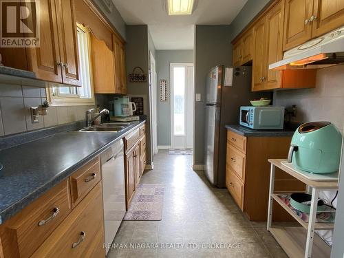 415 Washington Road, Fort Erie (334 - Crescent Park), ON - Indoor Photo Showing Kitchen With Double Sink