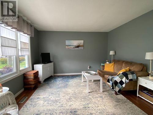 415 Washington Road, Fort Erie (334 - Crescent Park), ON - Indoor Photo Showing Bedroom