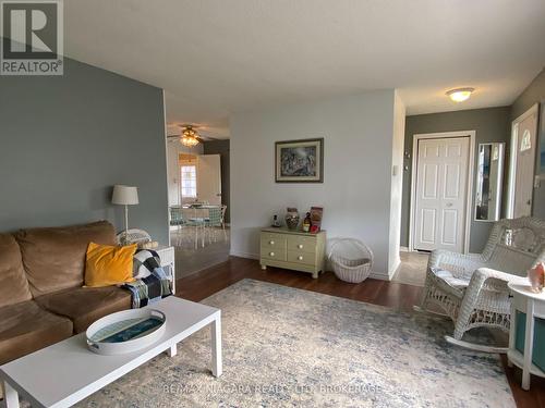 415 Washington Road, Fort Erie (334 - Crescent Park), ON - Indoor Photo Showing Living Room