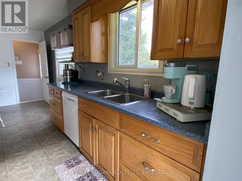 415 Washington Road, Fort Erie (334 - Crescent Park), ON - Indoor Photo Showing Kitchen With Double Sink