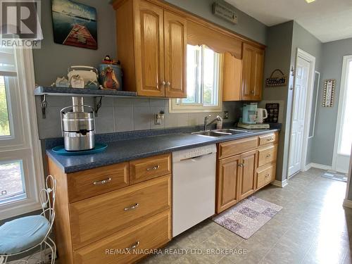 415 Washington Road, Fort Erie (334 - Crescent Park), ON - Indoor Photo Showing Kitchen With Double Sink