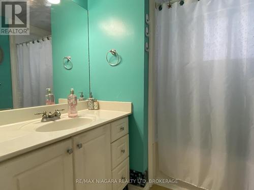 415 Washington Road, Fort Erie (334 - Crescent Park), ON - Indoor Photo Showing Bathroom