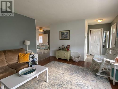 415 Washington Road, Fort Erie (334 - Crescent Park), ON - Indoor Photo Showing Living Room