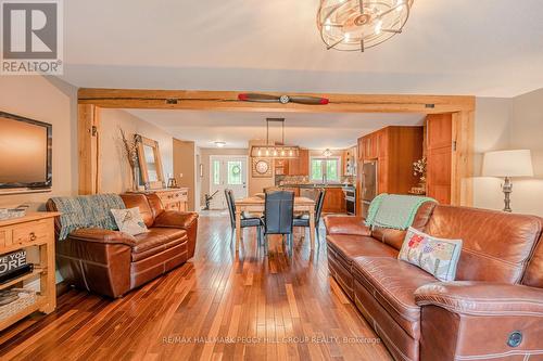 8071 4Th Line, Essa, ON - Indoor Photo Showing Living Room