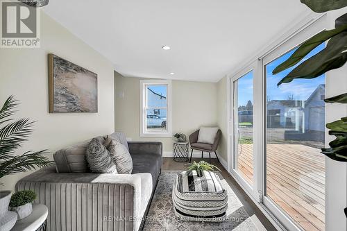 53 Jane Street, Haldimand, ON - Indoor Photo Showing Living Room