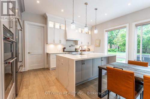 1345 Sheldon Avenue, Oakville, ON - Indoor Photo Showing Kitchen With Upgraded Kitchen