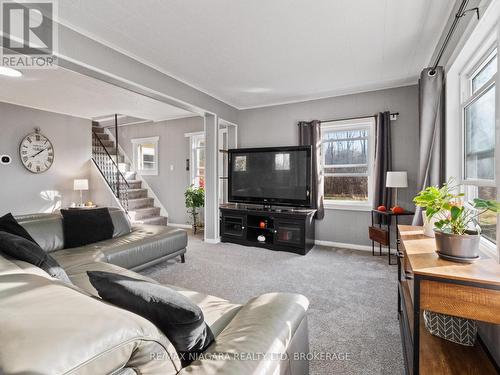 1194 Bertie Street, Fort Erie (334 - Crescent Park), ON - Indoor Photo Showing Living Room