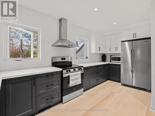 1194 Bertie Street, Fort Erie (334 - Crescent Park), ON - Indoor Photo Showing Kitchen