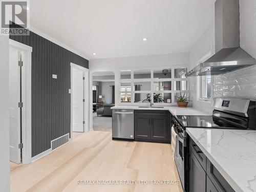 1194 Bertie Street, Fort Erie (334 - Crescent Park), ON - Indoor Photo Showing Kitchen