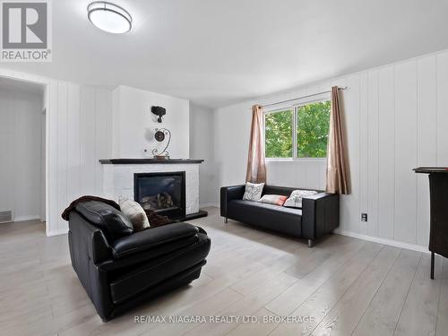 2206 Stevensville Road, Fort Erie (328 - Stevensville), ON - Indoor Photo Showing Living Room With Fireplace