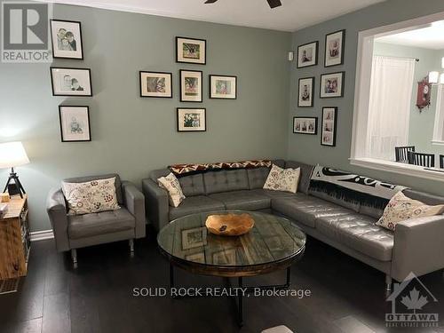 32 Solaris Drive, Ottawa, ON - Indoor Photo Showing Living Room