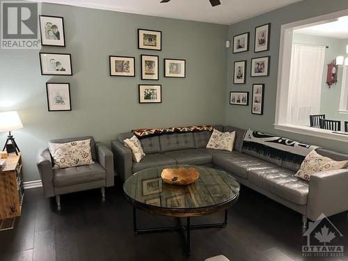 32 Solaris Drive, Kanata, ON - Indoor Photo Showing Living Room