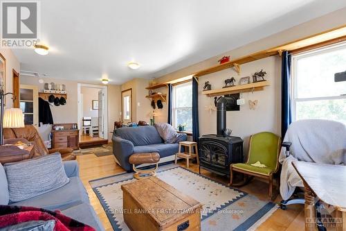 21 Craig Street, Perth, ON - Indoor Photo Showing Living Room