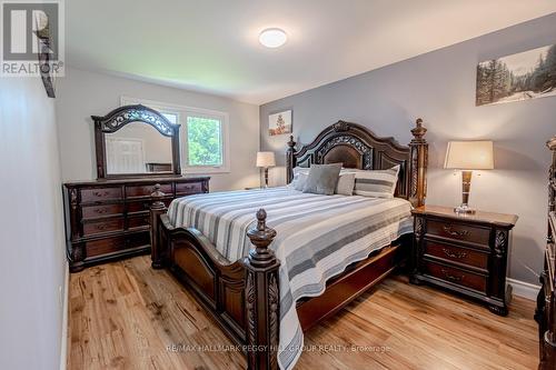 5 Glendale Avenue, Essa, ON - Indoor Photo Showing Bedroom