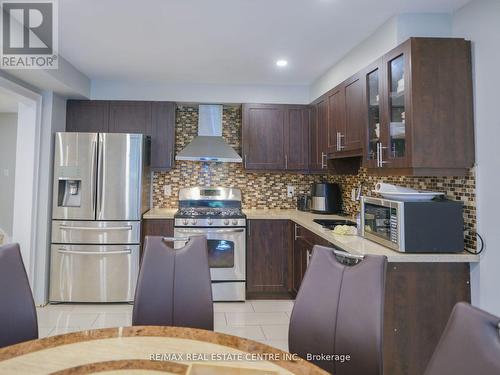 261 Hollymount Drive, Mississauga, ON - Indoor Photo Showing Kitchen With Upgraded Kitchen