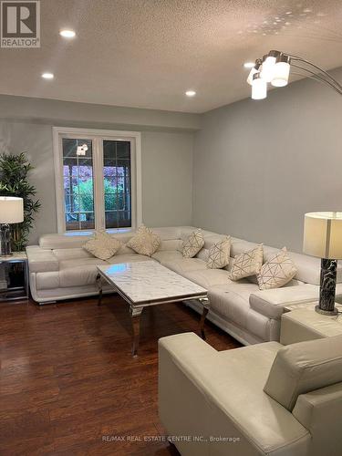 261 Hollymount Drive, Mississauga, ON - Indoor Photo Showing Living Room