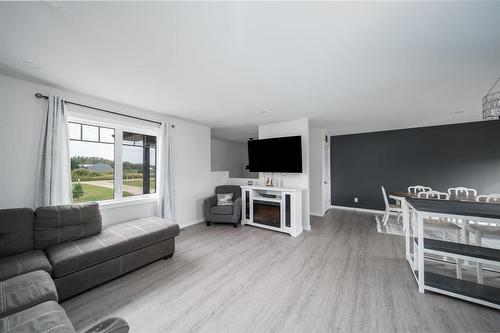 103 Seine River Trail, La Broquerie, MB - Indoor Photo Showing Living Room