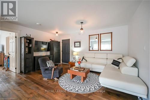 9 Kiwanis Avenue, Norfolk, ON - Indoor Photo Showing Living Room