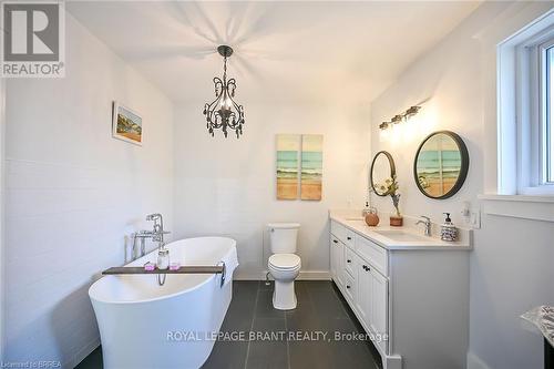 9 Kiwanis Avenue, Norfolk, ON - Indoor Photo Showing Bathroom