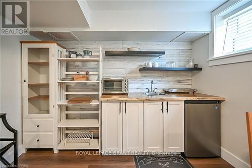 9 Kiwanis Avenue, Norfolk, ON - Indoor Photo Showing Kitchen