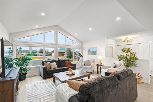 54 Corona Crescent, Gimli, MB - Indoor Photo Showing Living Room