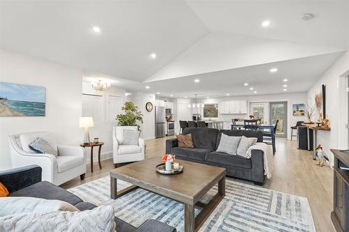 54 Corona Crescent, Gimli, MB - Indoor Photo Showing Living Room